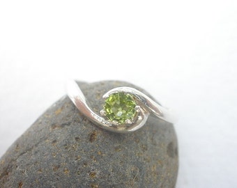 Natural Gemstone Faceted Peridot 4mm 925 Sterling Silver Ring
