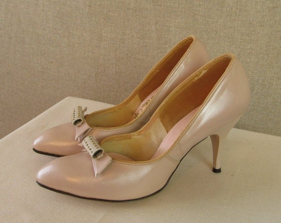 Items similar to Vintage 1950's Shoes / 50s Light Pink Leather ...