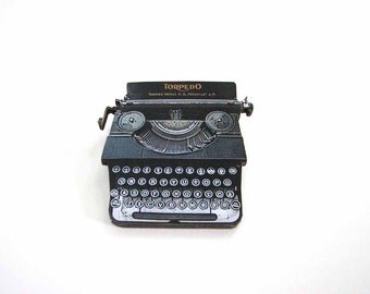 Gatsby's typewriter - vintage Torpedo typewriter pin / brooch