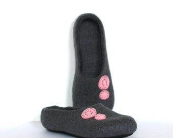 Women house slippers - felted wool slippers Grey and pink - made to order - Mothers day gift - gift for her - felted slippers grey slippers