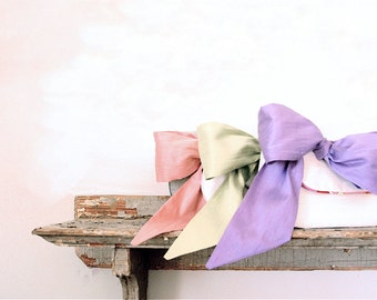 Pastel Wedding Clutch. Bridesmaid Gift. Bridal Clutch. Ivory Silk Purse. Wedding Gift. Spring Wedding. Clutch Bag. Wedding Bag. Clutch Purse