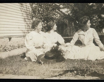 vintage photo Women turn to profile in grass 1910