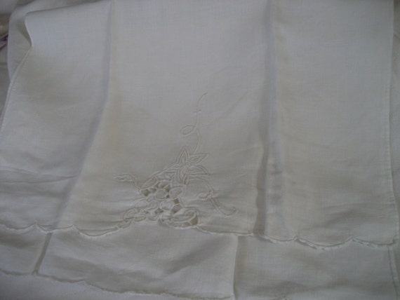 VINTAGE White Linen Cut Work and Embroidered Flower Hand Towel