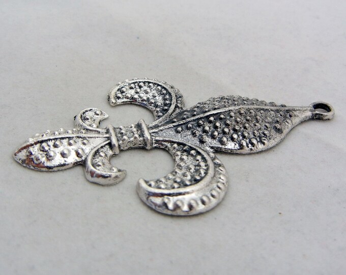 Antique Silver-tone Fleur de Lis Pendant with Texture