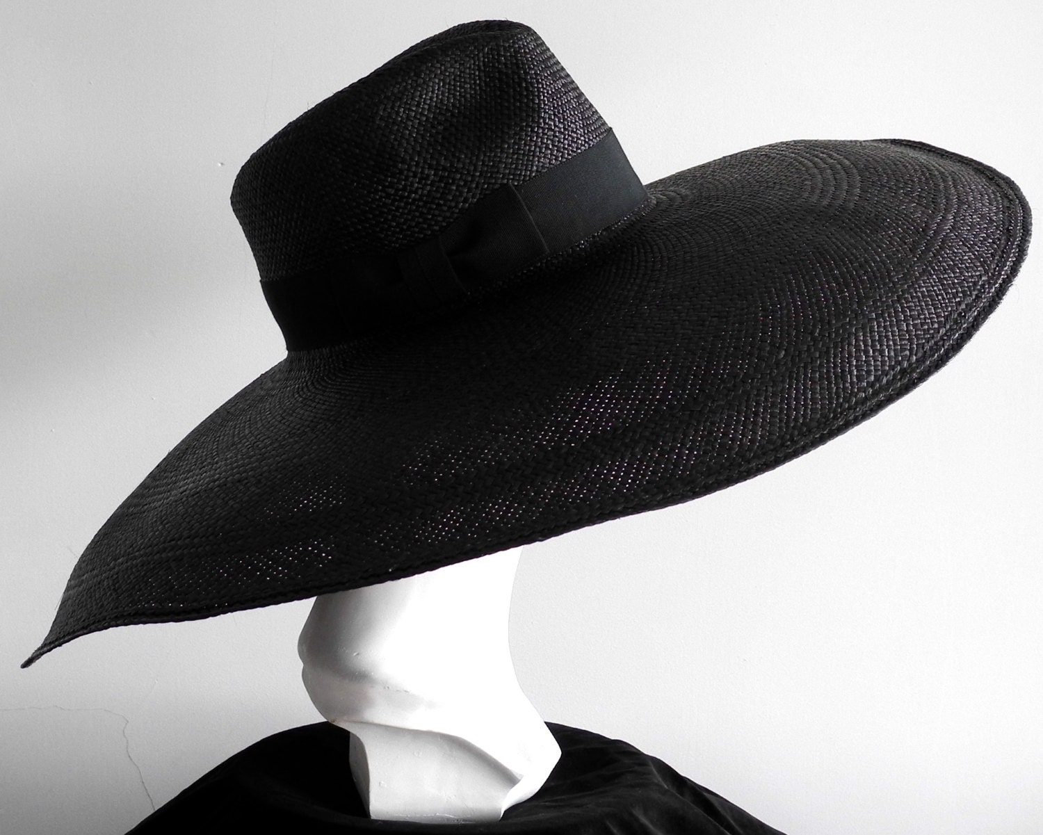 Черный головной убор. Шляпа черная. Белые серые и черные шляпы. Wide Brim Black hat. Большие черные шляпы