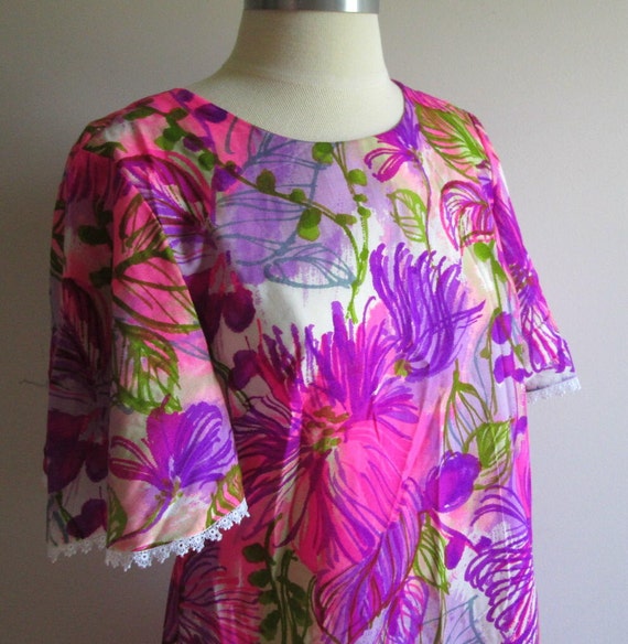 Items similar to Vintage Hawaiian Dress Flutter Sleeve Magenta and Hot ...