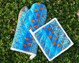 Winter Sale- Retro Owls and Leaves Quilted Oven Mitt/ Pot Holder Set