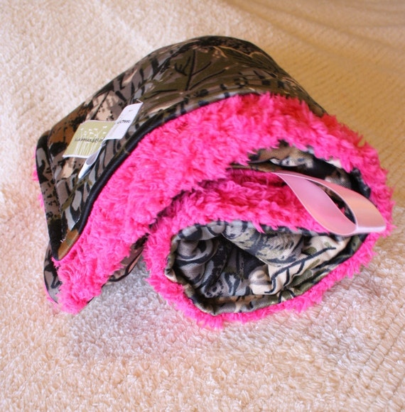 Realtree Camo Blanket and Hot Pink Cuddle Fleece