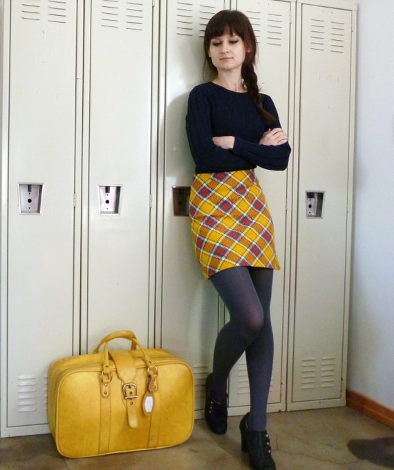 girl inshort school skirt gets fucked