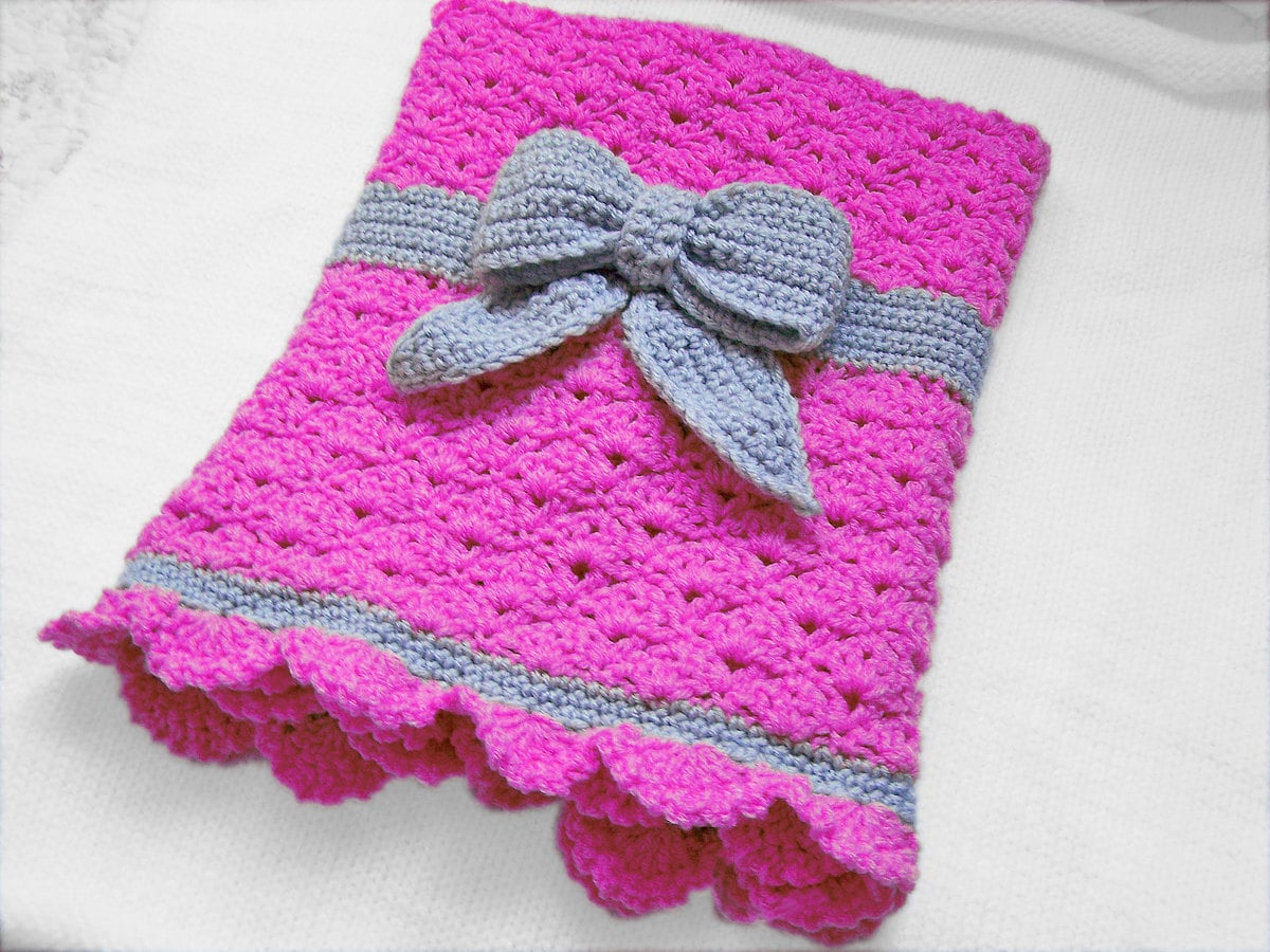 Pattern for Crochet baby blanket with a bow