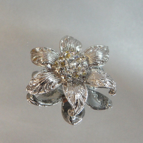 SALE Vintage Flower Brooch. Silver Tone. Clear Rhinestones.