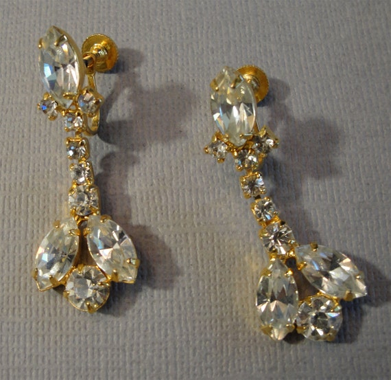 Vintage Rhinestone Earrings in Gold tone metal long dangle