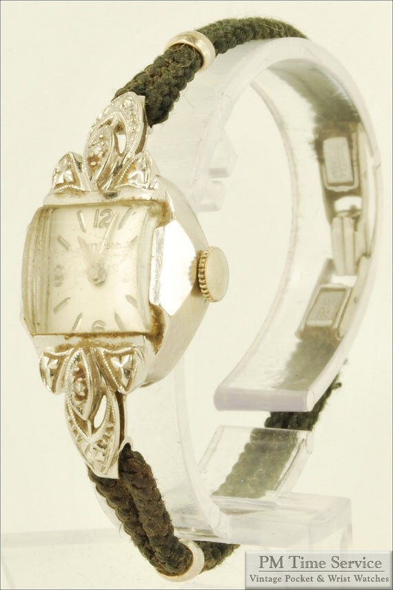 Wittnauer vintage ladies wrist watch 17 Jewels in a