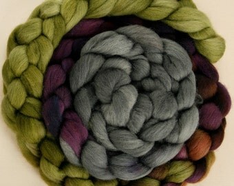 Haunui NZ Halfbred 24.5 micron combed wool tops (roving) - 100gr Sagebrush over natural Light Grey