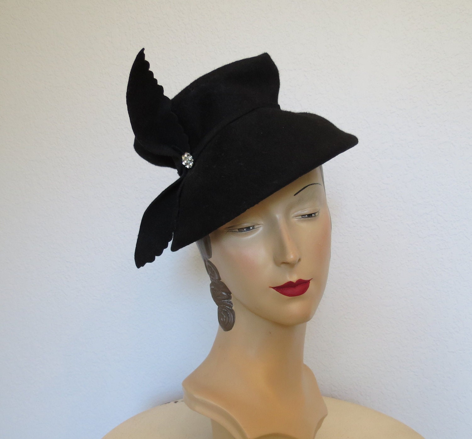 40s tilt hat / Winged Beauty