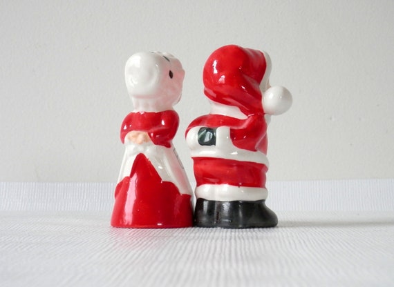 Kissing Santa And Mrs Claus Salt And Pepper Shakers 4962