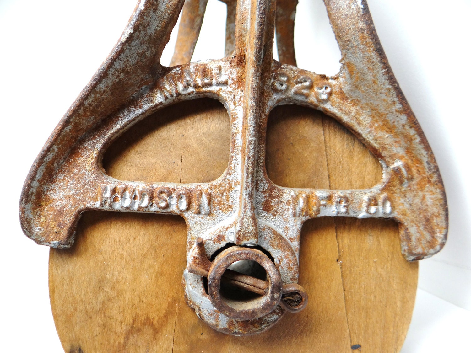 Vintage Pulley Wood and cast metal Hudson MFG CO 823 Barn