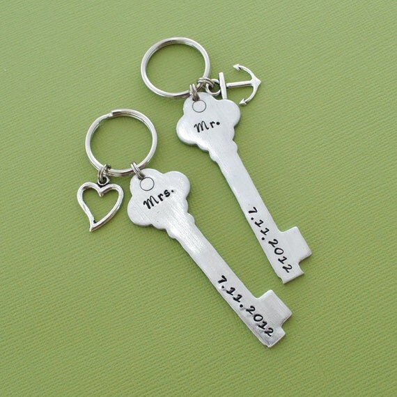 wedding gift key chain COUPLE key chain mr. mrs.hand