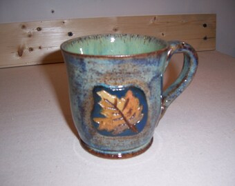 Stoneware mug with autumn leaf motif