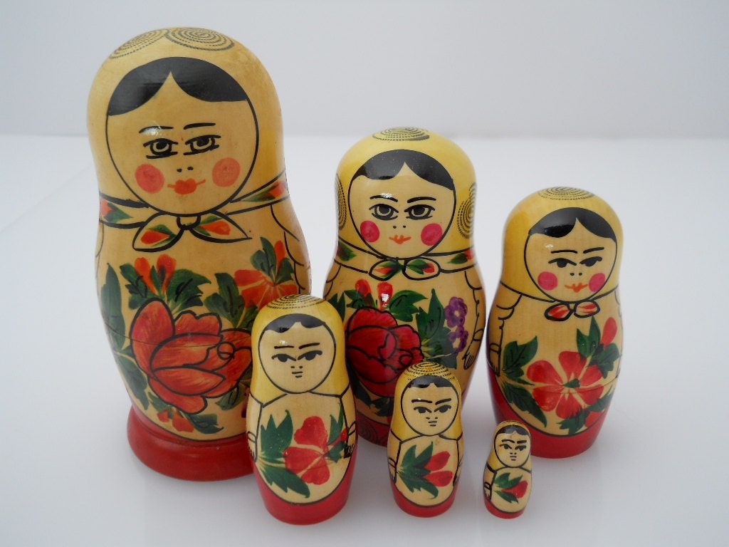 Nesting Doll USSR Russian Beriozka 6 pc Matryoshka Rose Apron