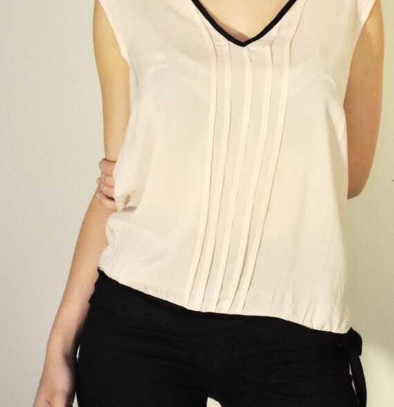 Light pink classic top with no sleeves V cleavage and by YSari