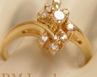 Quite Elegant Vining Diamond Ring - 14Kt Gold - Vintage Estate