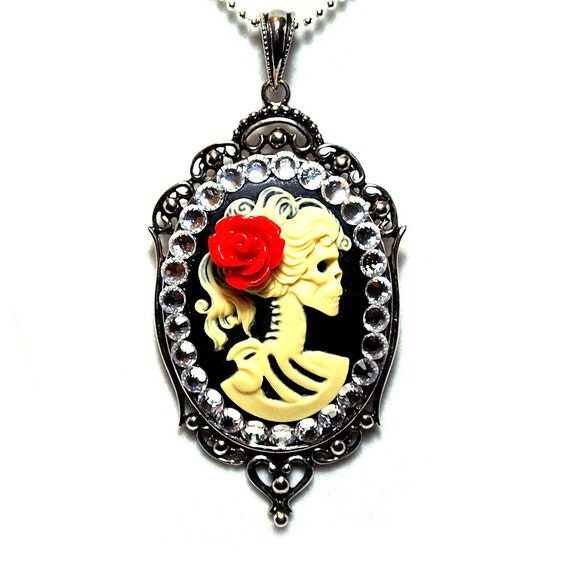 Skull cameo pendants bride and groom couple set ivory and Skull cameo pendants bride and groom couple set ivory and