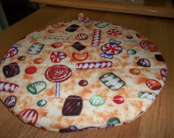 Christmas Candy Round Quilted Hot Pad Quilted Pot Holder Cotton Fabric 9 Inches Double Insulated Cream Background
