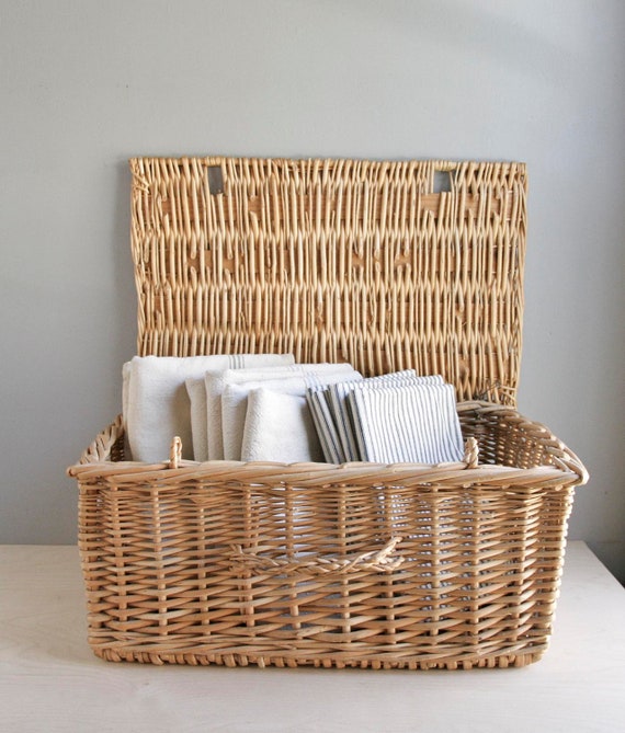 vintage wicker picnic baskets / set of two