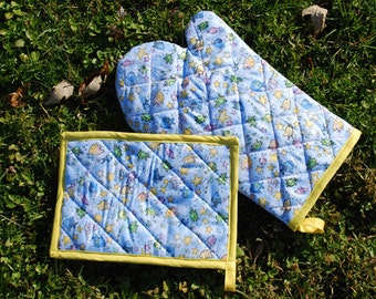 Winter Sale- Pastel Fish and Starfish Quilted Oven Mitt Set