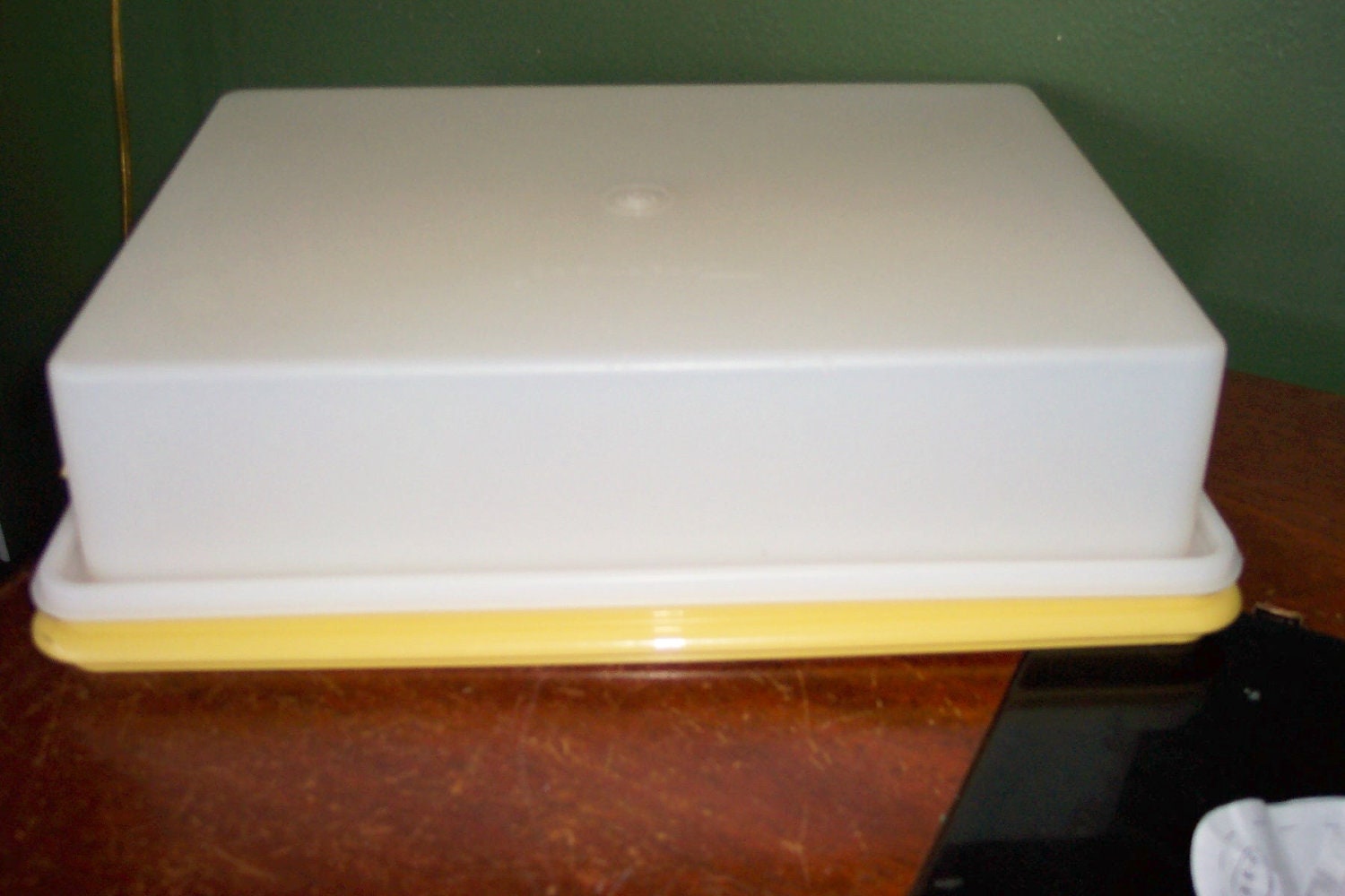 Tupperware Cake Carrier Rectangular Harvest Gold