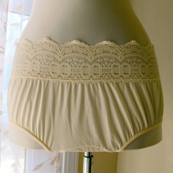 Vintage OLGA nylon panties Ivory size 7 by BoudoirBarbie on Etsy