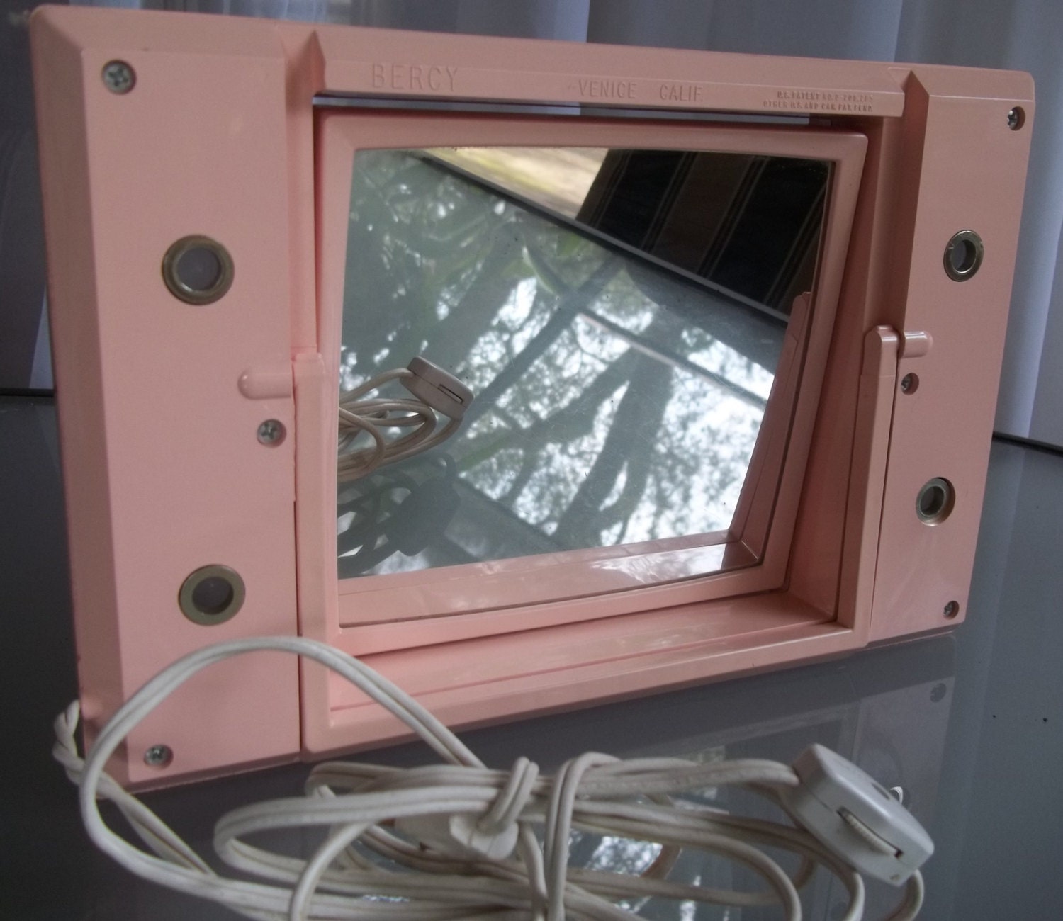 Vintage Mirror Go Lightly Makeup Mirror in Pink