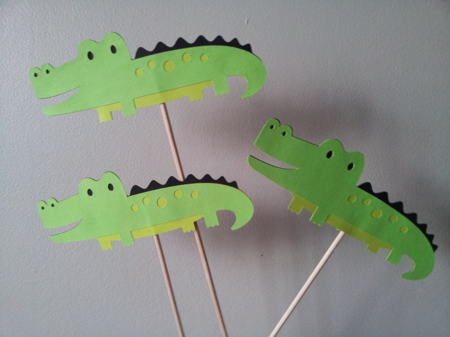 5 ALLIGATORS in stick great for party decoration or