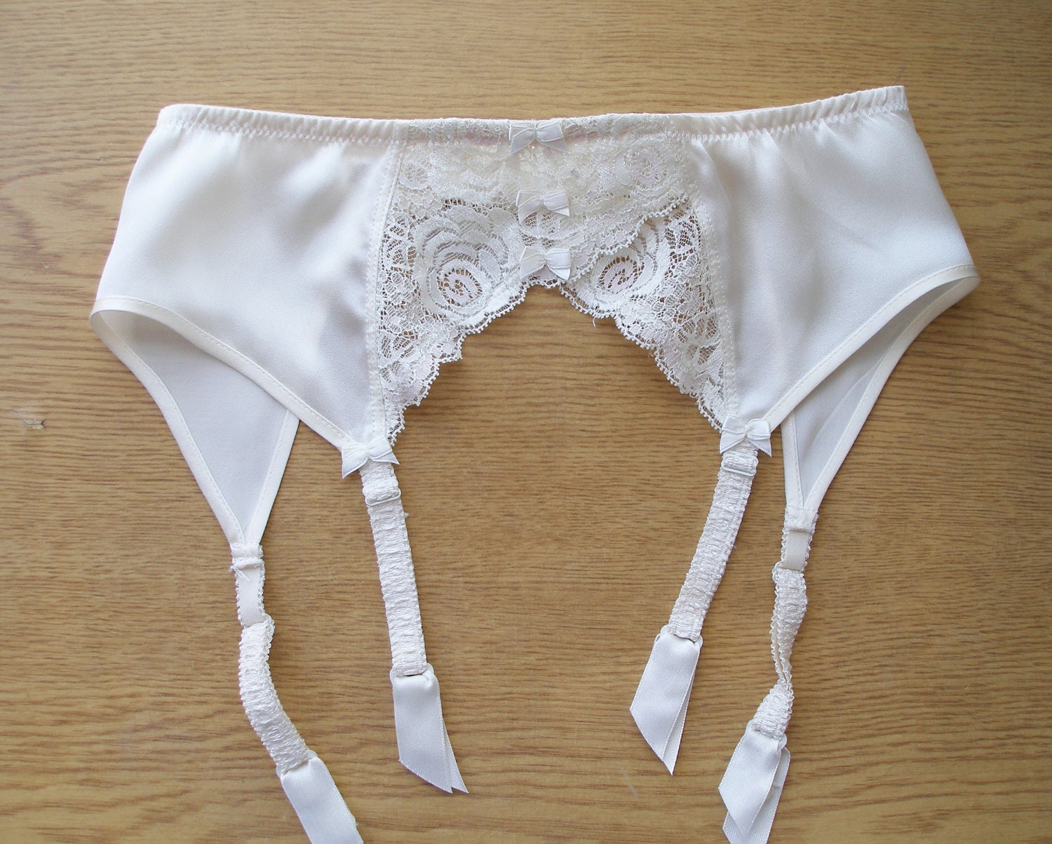 VTG Silk Ecru Lace Garter Belt size S-M