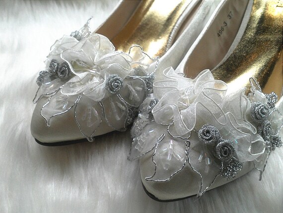 1 pair Handmade White and silver flower shoe chips by BEAUTYLIVE