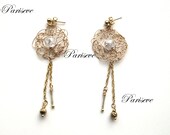 Gold  wire crocheted earrings, metal- and glass beads, free delivery.