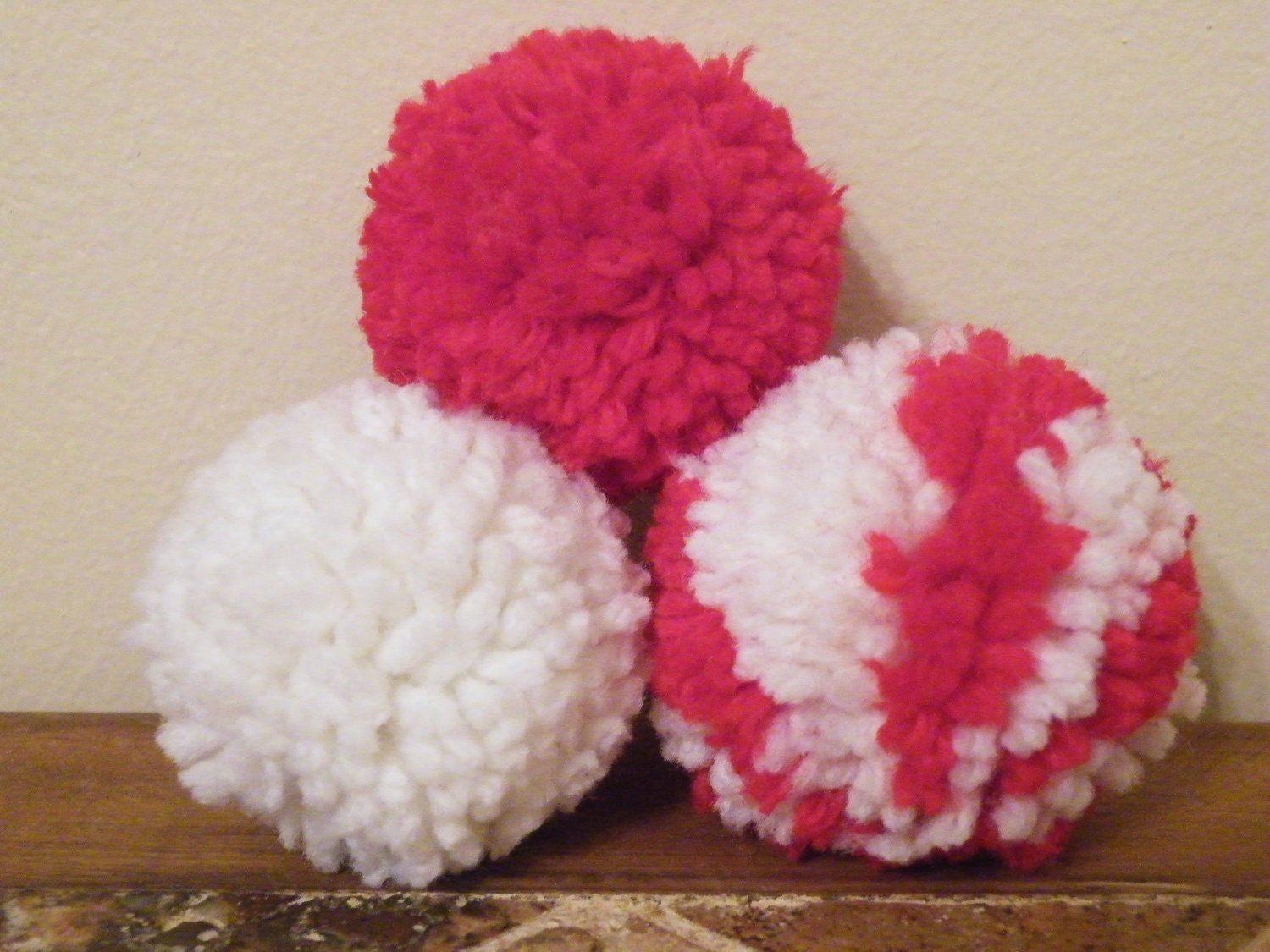 wow pom pom reviews Toy 3JsStuff 2 Holiday Pom inch Balls Yarn Cat Handmade by Pom