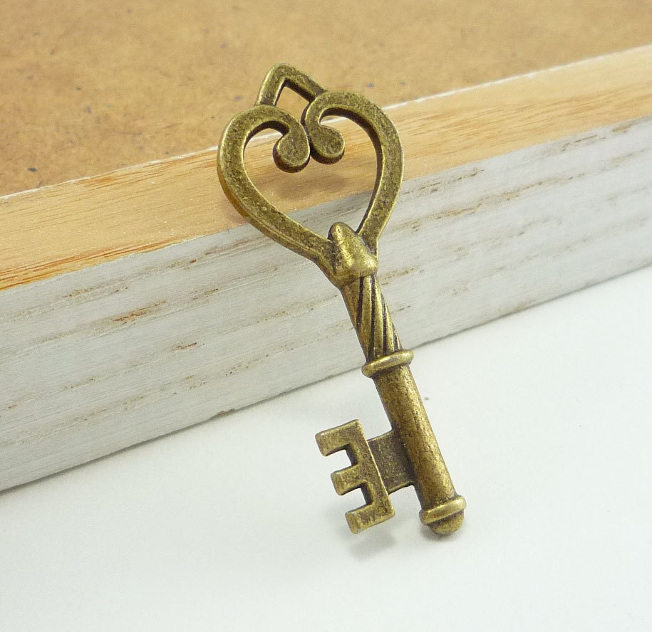 46mm Heart Shape Vintage Inspired Key Charms Set of 5