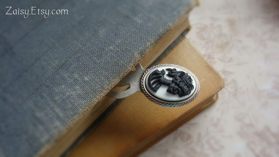 Bookworm Gift - Skull Cameo Bookmark, Choose Your Color, One Bookmark (1)