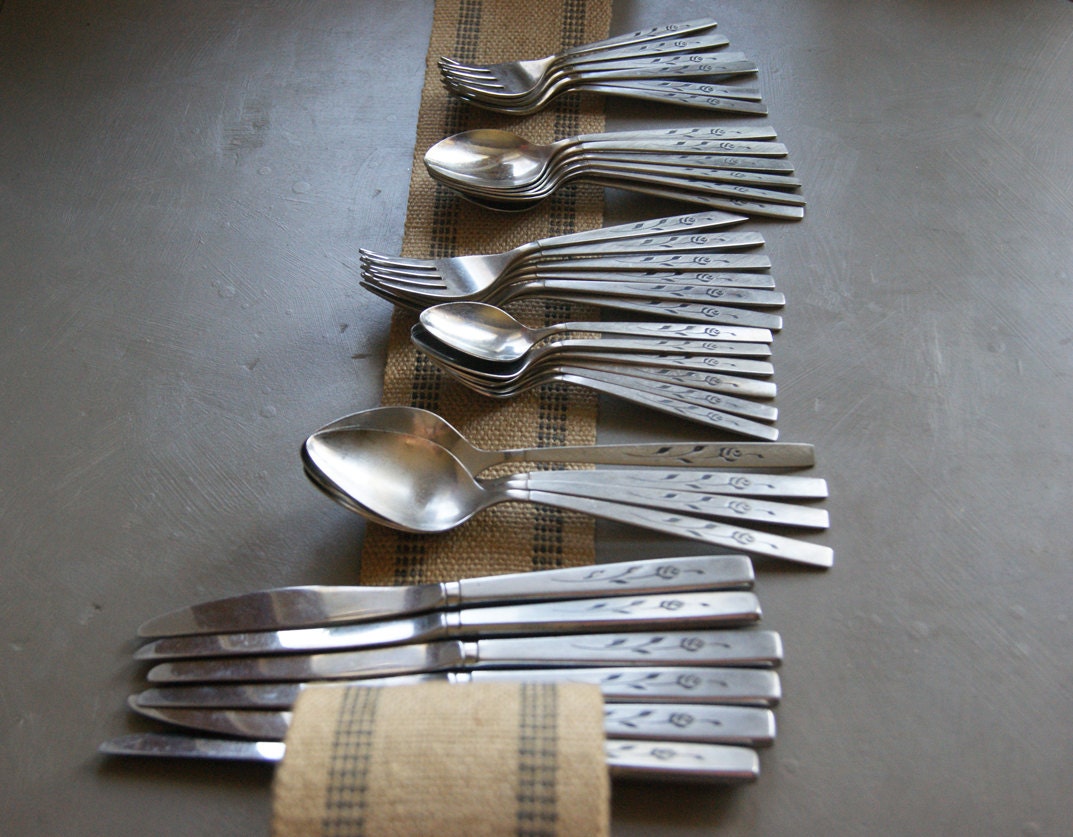 Oneida Stainless Flatware Capistrano Pattern 34 Pieces Table