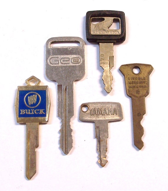 VINTAGE Keys Car Motorcycle Keys Lincoln Yamaha GEO Five 5