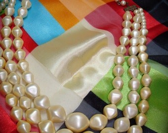 1950s Ivory Colored Faux Pearl Necklace.