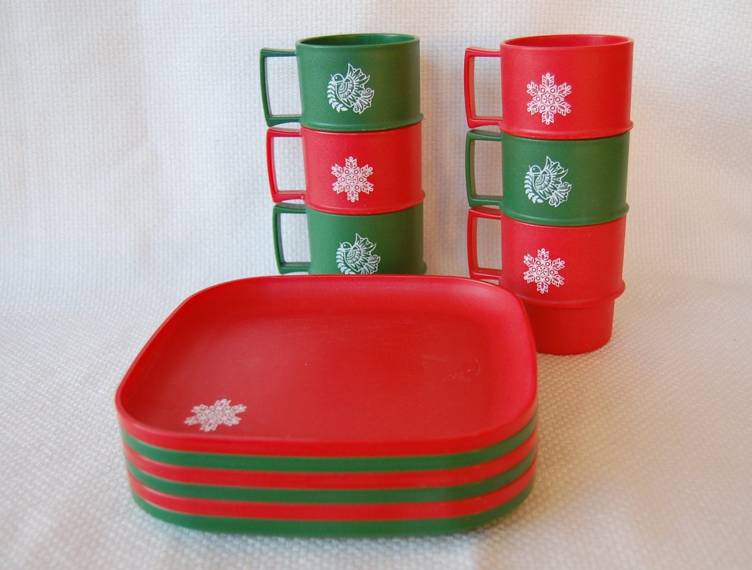 Set of 12 Vintage Tupperware Christmas Lunch Plates and Mugs
