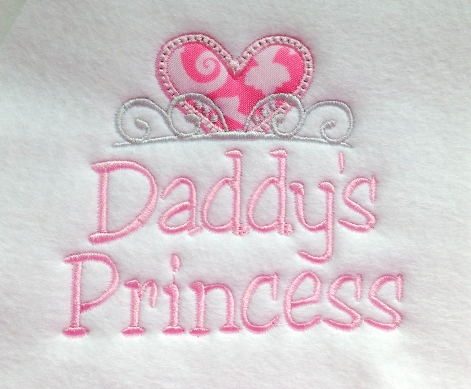 Daddy princess. Вышивка Машинная принцесса. Одежда с надписью принцесса. Вышивка надпись принцесса. Daddy's Princess.