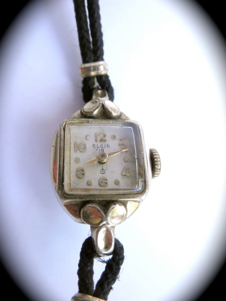 Glamorous ELGIN 40s / 50s Ladies WATCH with Dainty Black Band