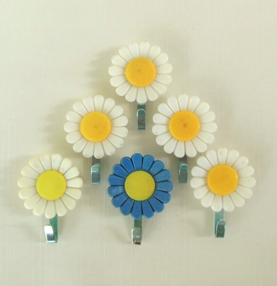 Daisy Refrigerator Hooks Vintage 1970s