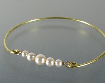 Bridesmaid Bangle Bracelet, Wedding Jewelry, Gold Pearl Bangle Bracelet, Bridesmaid Jewelry, Wedding Party, Stacking Bangle (P121G)