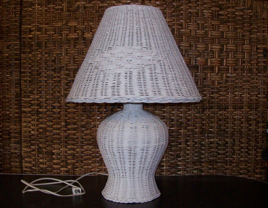 Vintage White Wicker Table Lamp Light & Shade 22-1/2 inches
