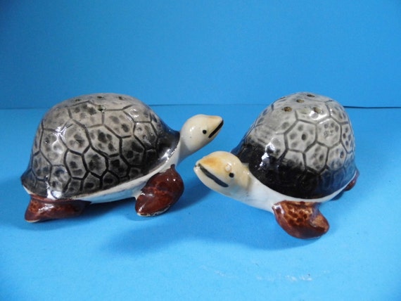 Turtle Salt & Pepper Shakers Vintage by GrasshoppersTreasure